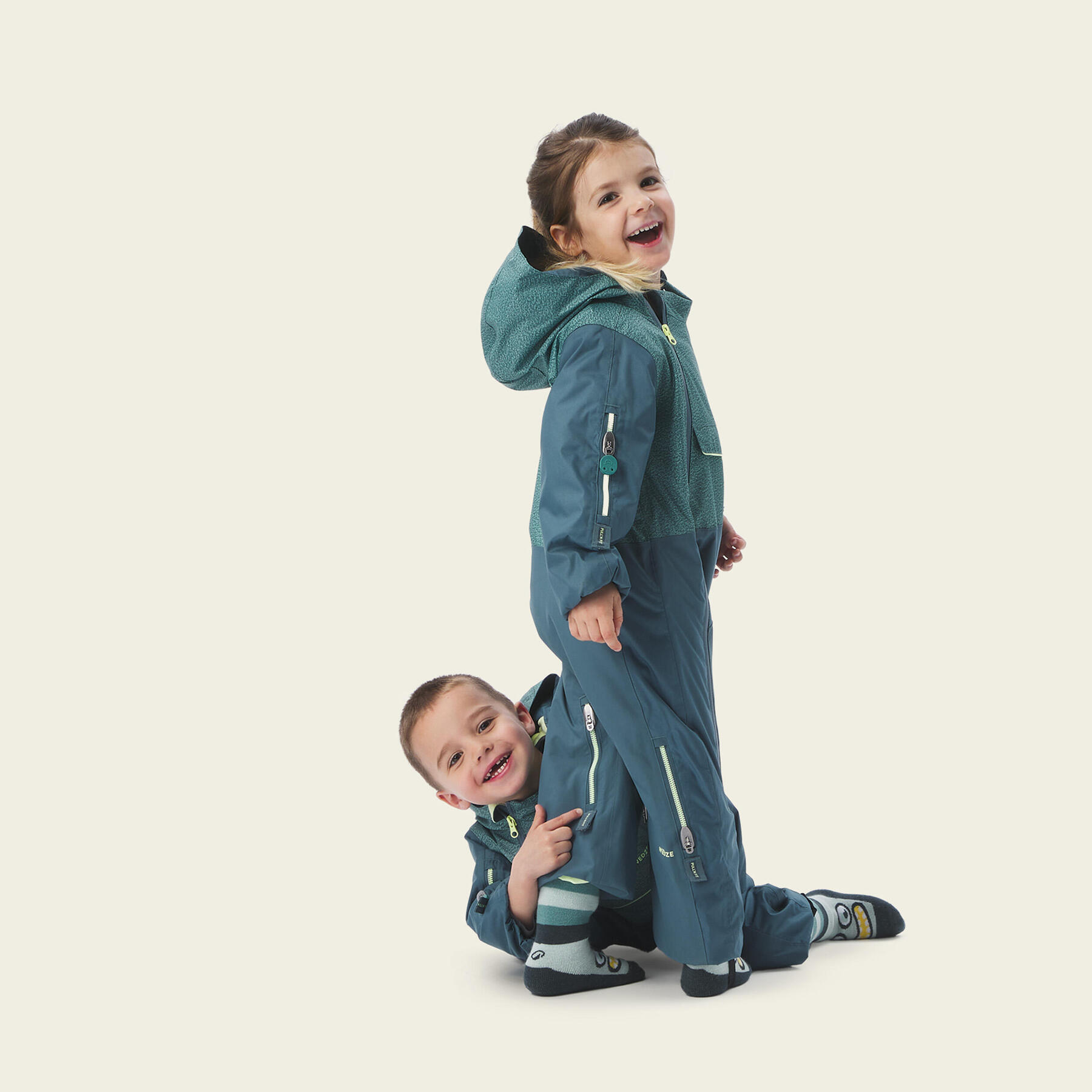petite fille et petit garçon en combinaison de ski decathlon quechua
