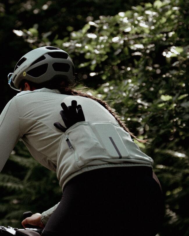 mulher em bicicleta de estrada