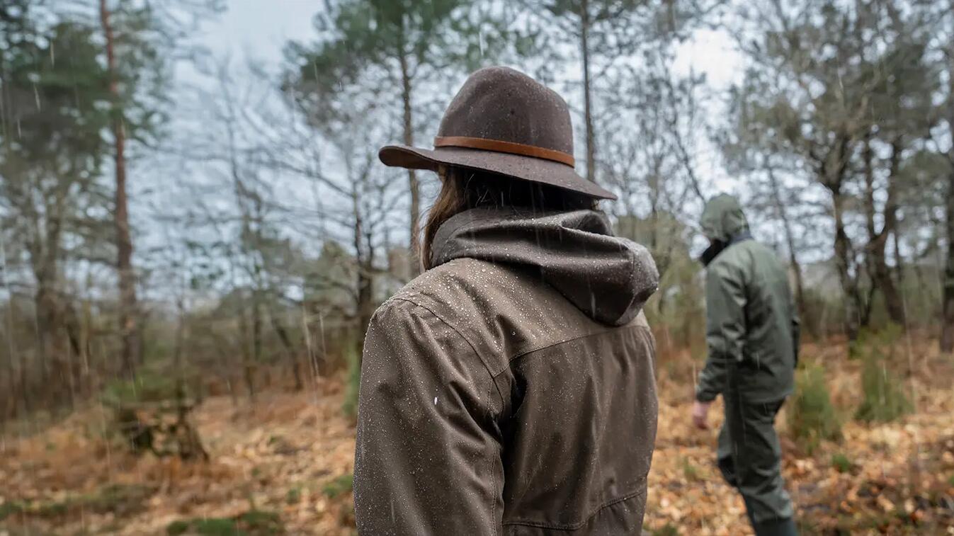 Zwei Jäger haben die richtigen Jagdgummistiefel gewählt