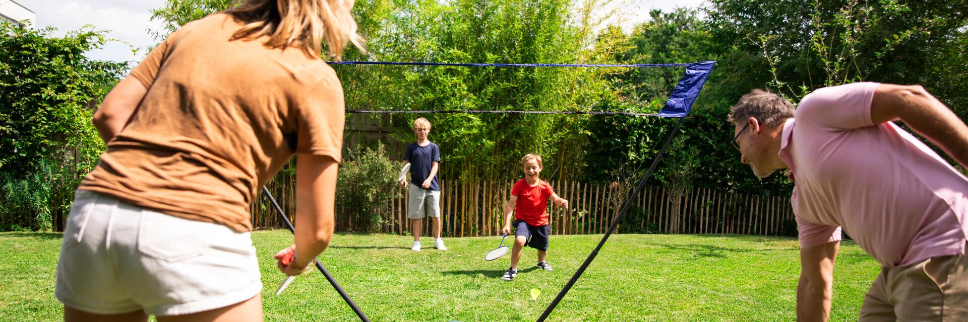 Een familie speelt badminton in de tuin