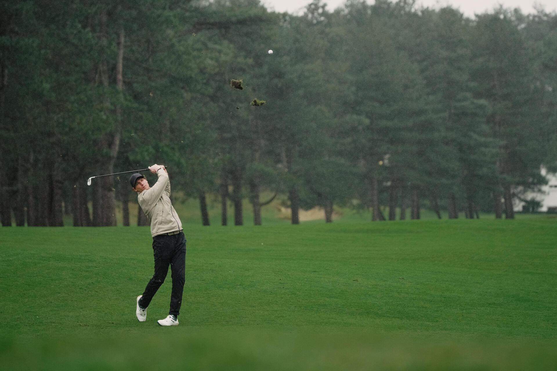 Kobieta grająca w golfa na polu golfowym