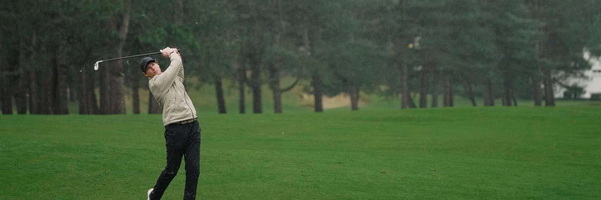 Golf hlavný banner - golfista ktorý odráža loptičku