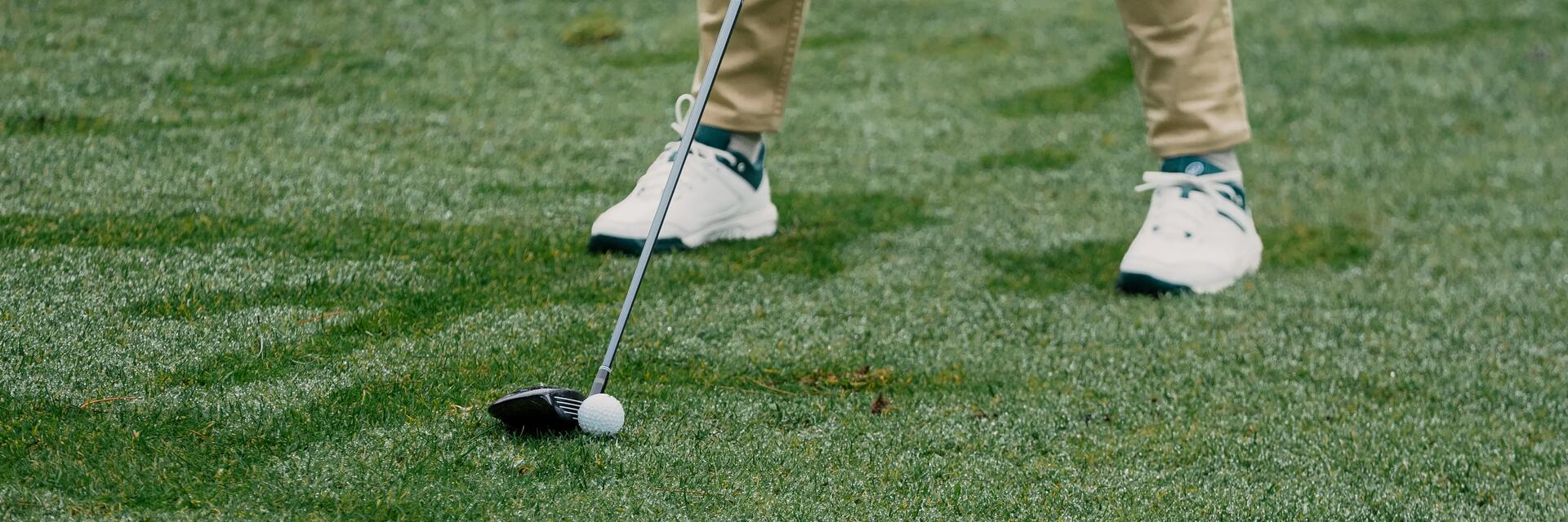 Mężczyzna uderzający kijem golfowym w piłkę