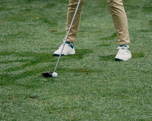Mężczyzna uderzający kijem golfowym w piłkę