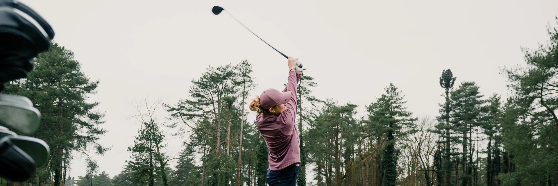 Kobieta wykonująca zmach kijem golfowym