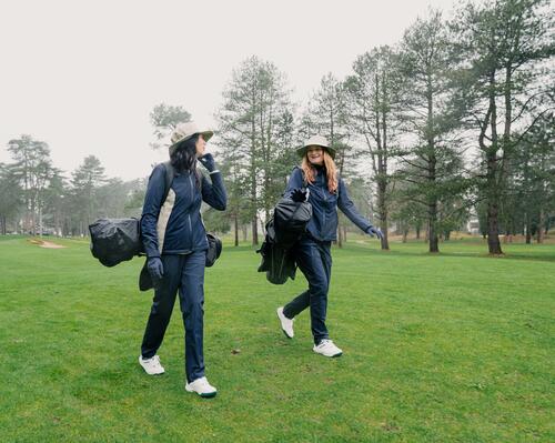 Zwei Frauen nutzen die richtige Ausrüstung zum Golfen im Winter