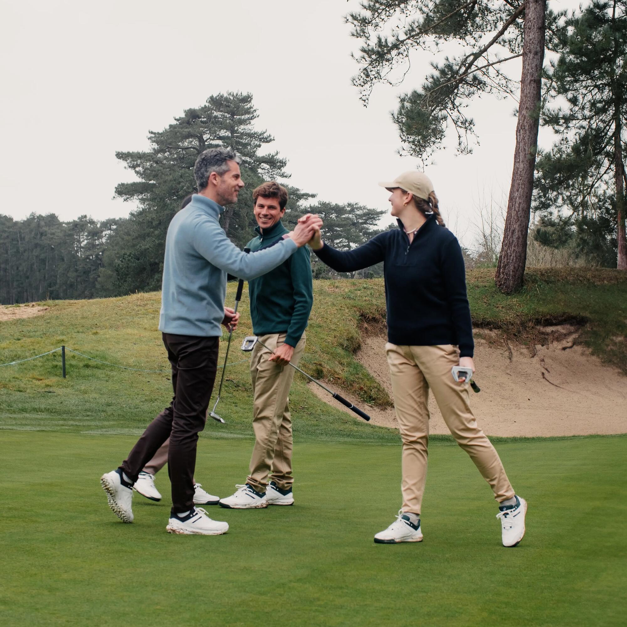 Golfisti s golfovými palicami