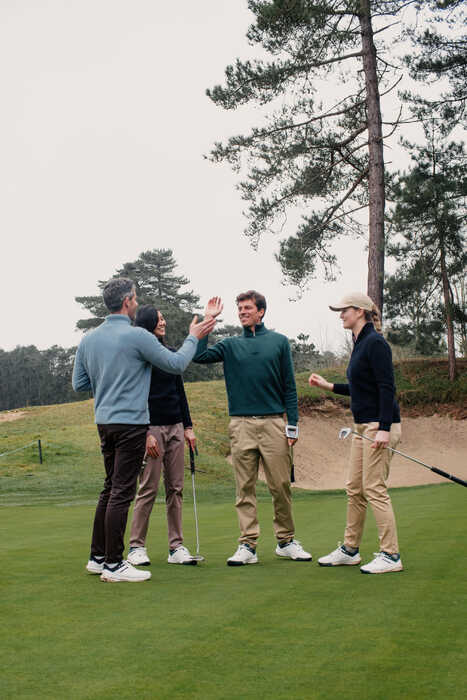 Golfisti oblečení v Decathlon mikinách