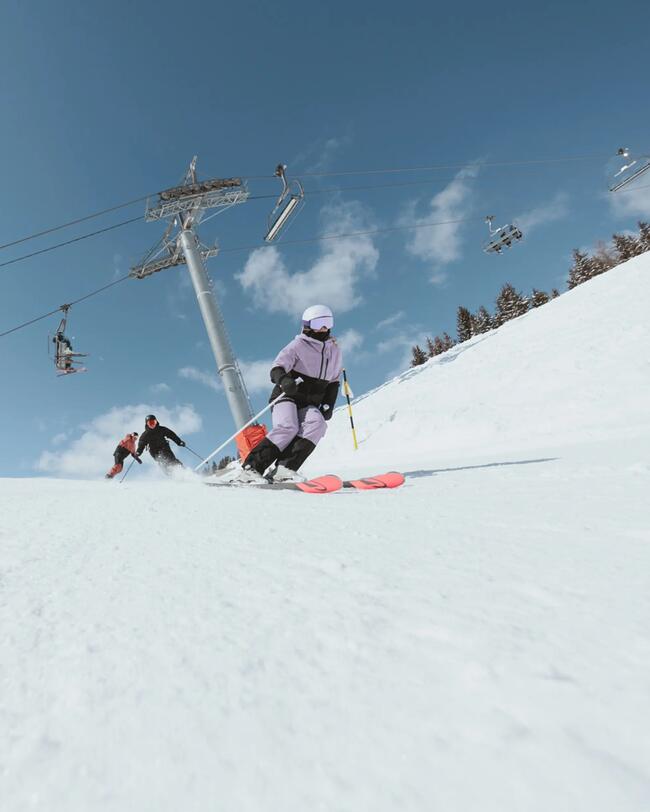 Mensch am Skifahren der Himmel ist blau