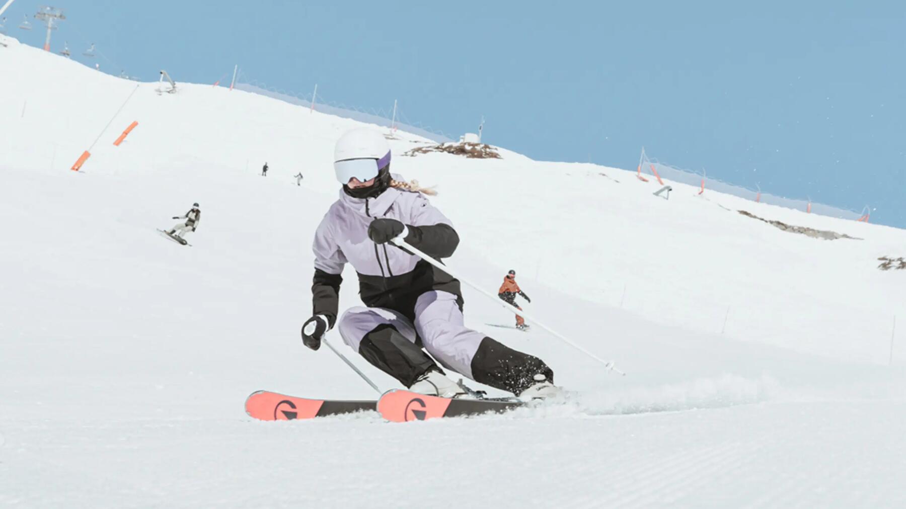 Eine Frau trägt Skibekleidung in der Sonne