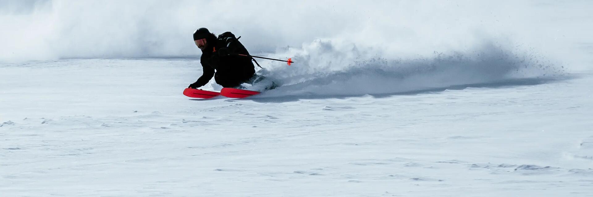 Person fährt mit den richtigen Skistöcken die Piste herunter