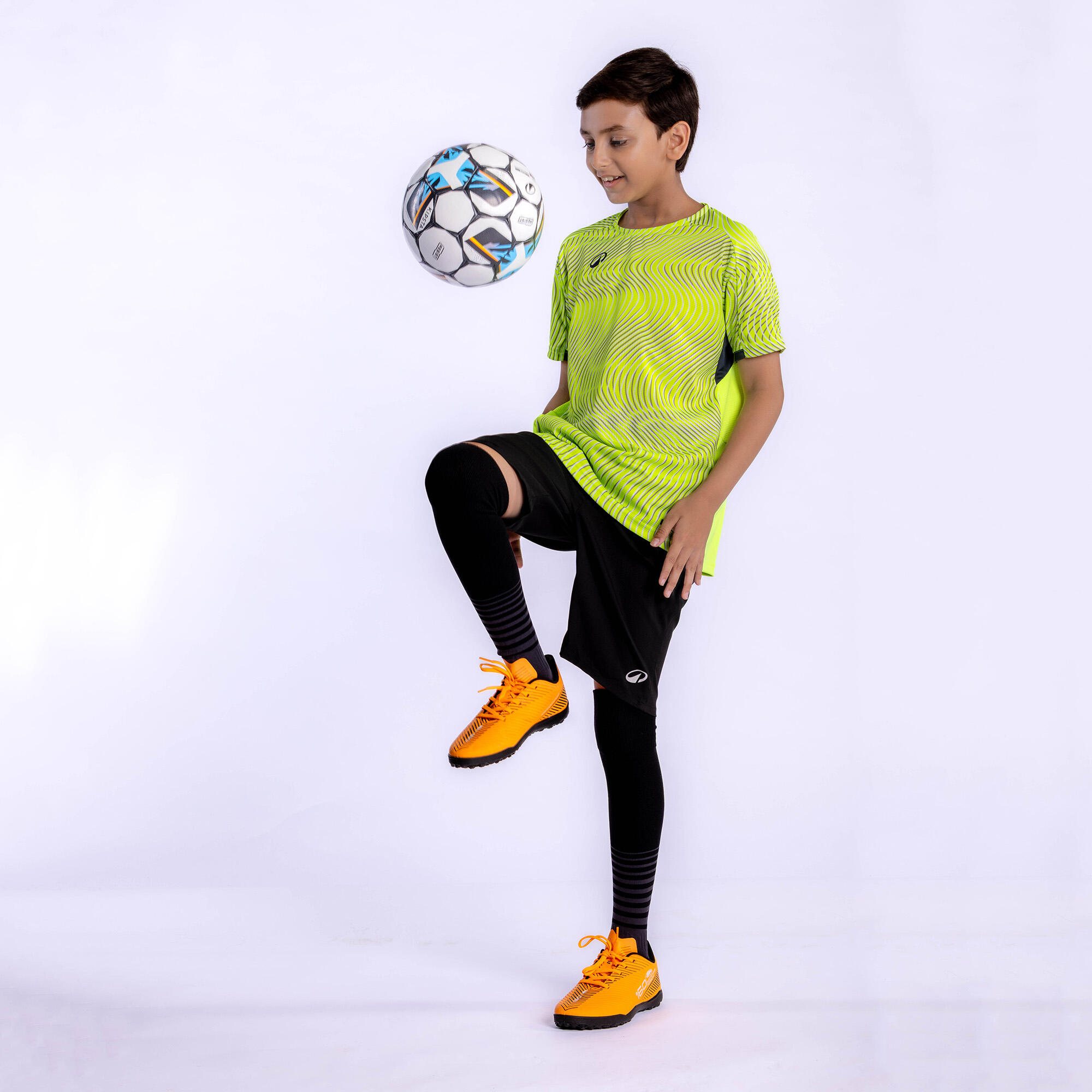 Club Ball Resist Size 4, Hybrid Technology, Rubber Coating - White