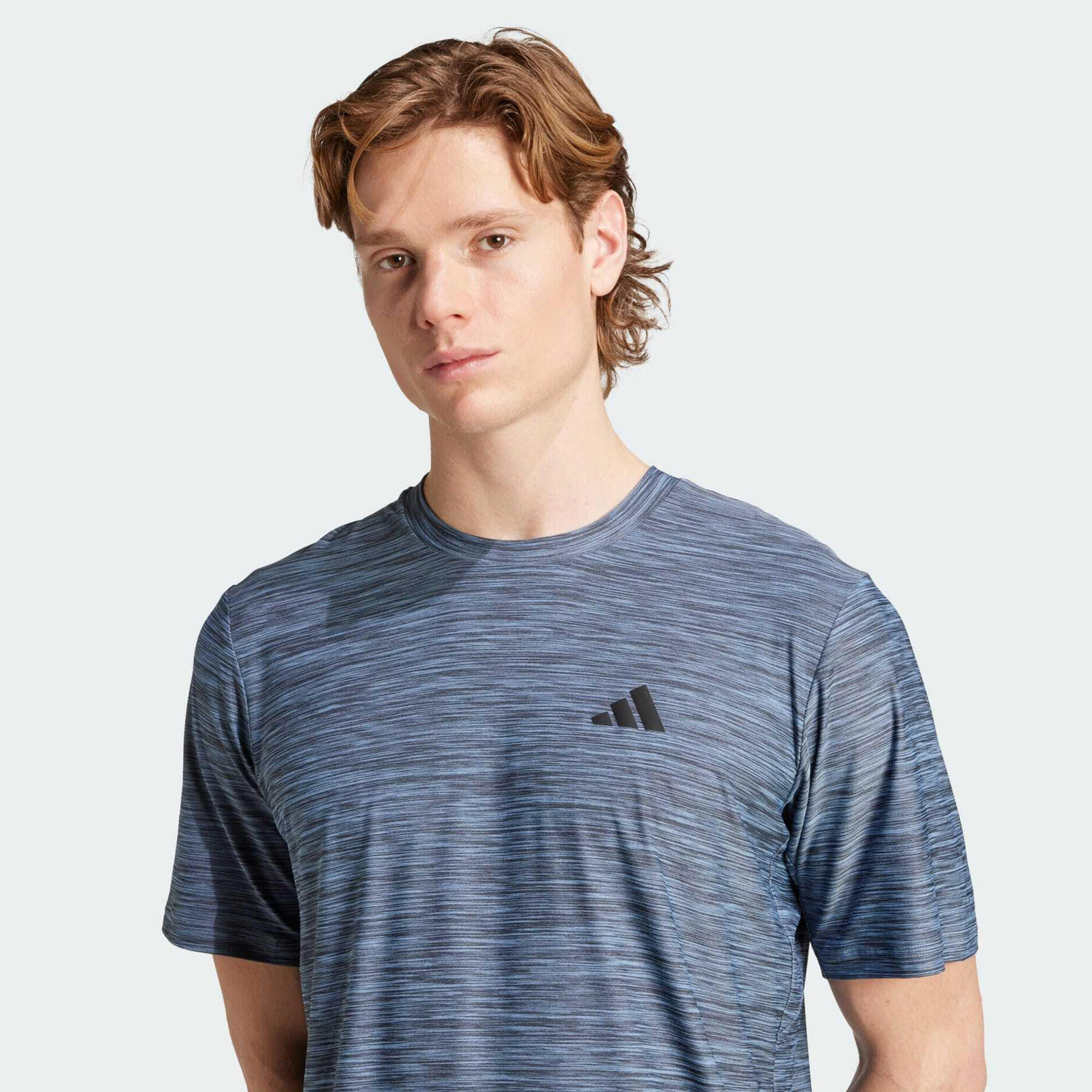 Mężczyzna w koszulce adidas