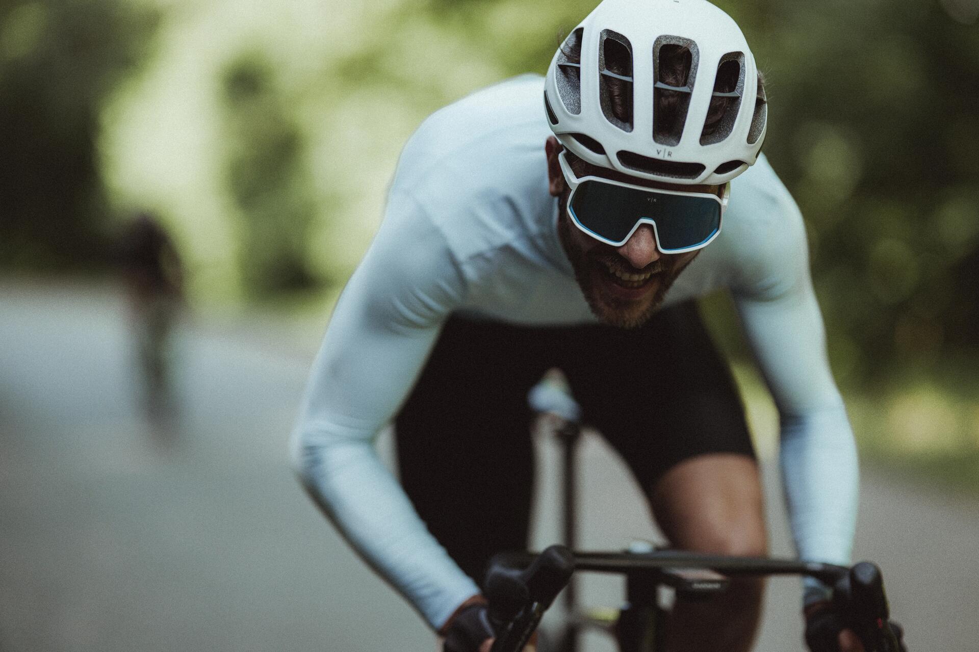 homme à vélo près de nos magasins de l'Ontario et de l'Ouest du Canada