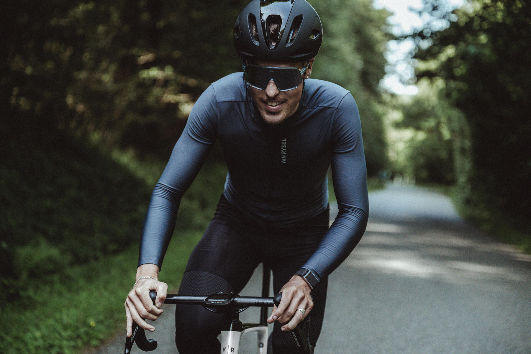 2 cyclists enjoying nature while a bike ride near Vancouver