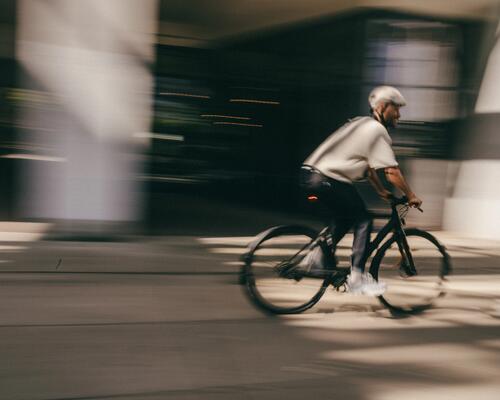 Mann fährt mit einem zusammengebauten Fahrrad