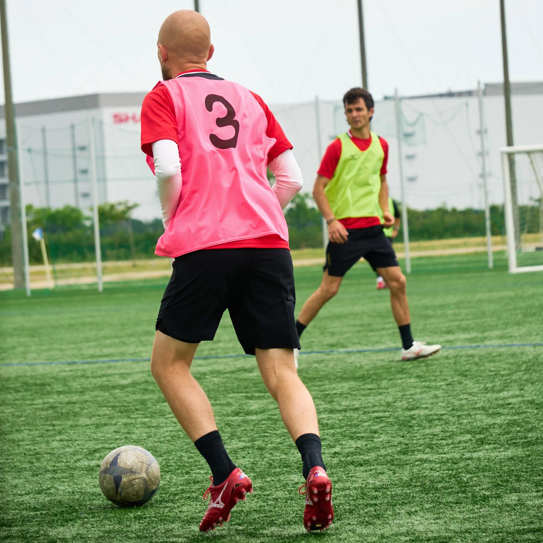 amigos jugando futbol 8