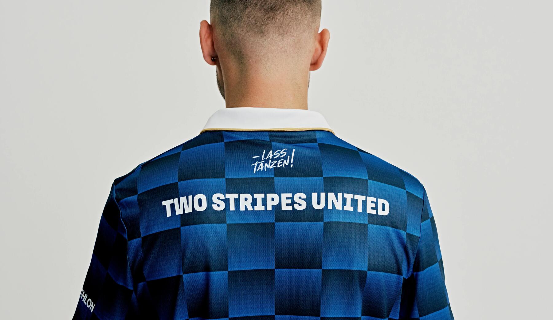 Blaues Trikot des ICON League Teams Two Stripes United