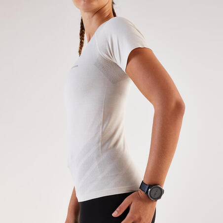 Футболка жіноча Run 500 Comfort для бігу безшовна біла/бежева