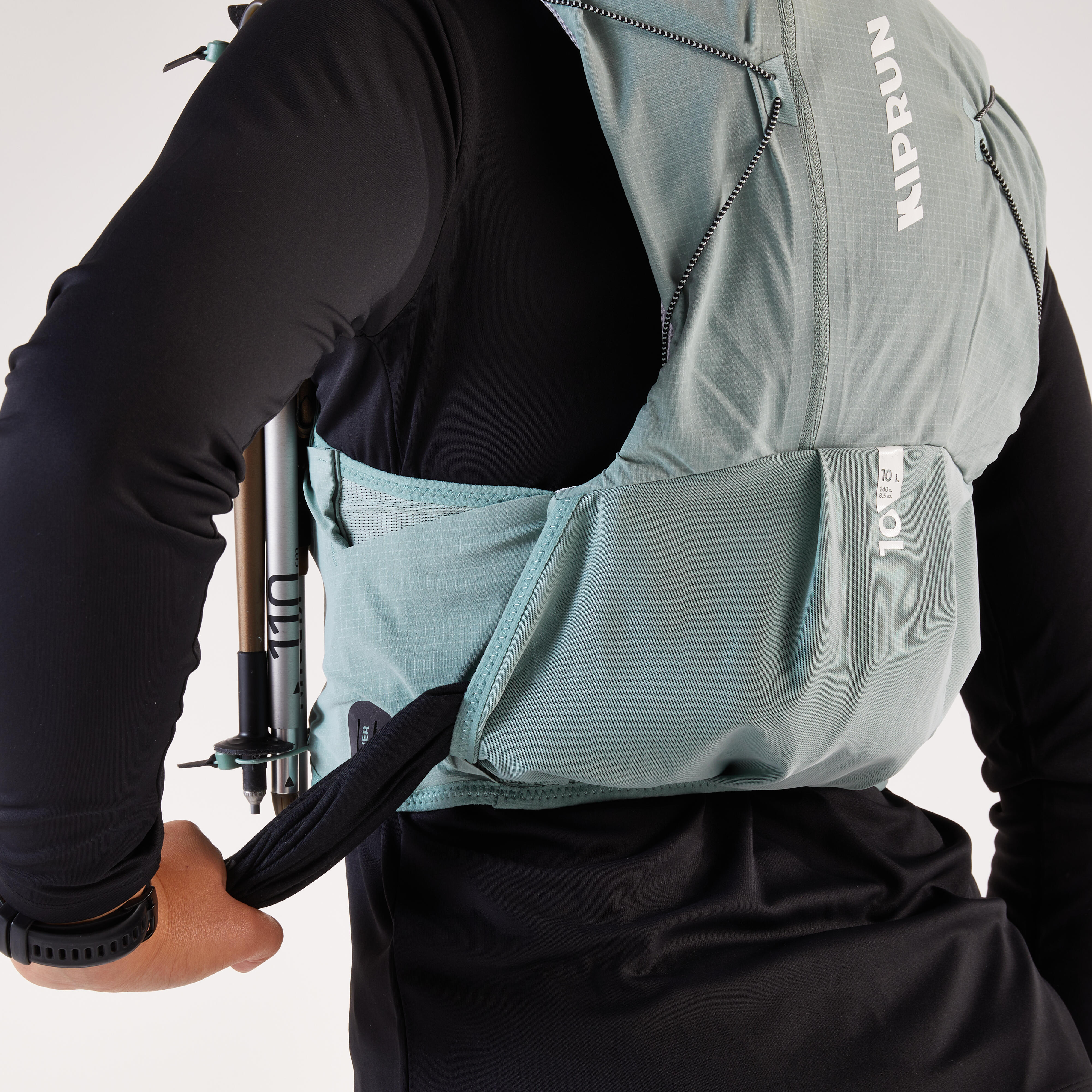 KIPRUN Unisex bežecká trailová vesta BAG 900 10 l zelená + hydrovak 1 l XL · záber 8