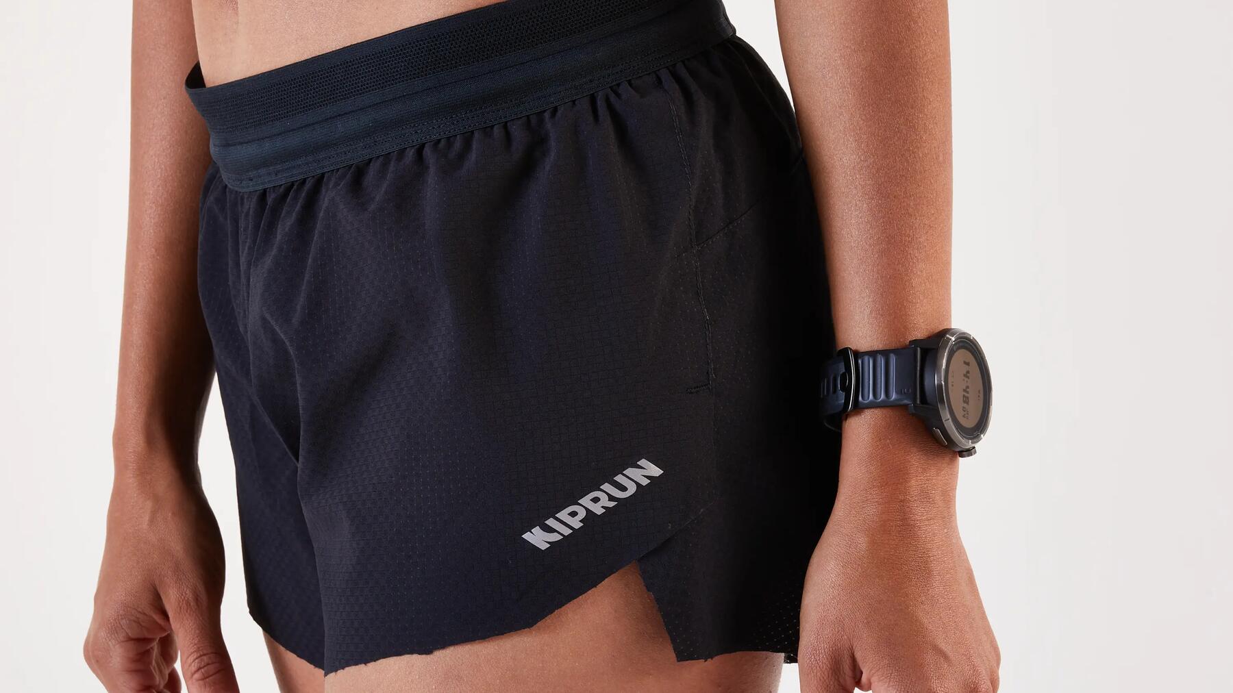 groot logo van kiprun op de hardloopshort met menstruatieslip