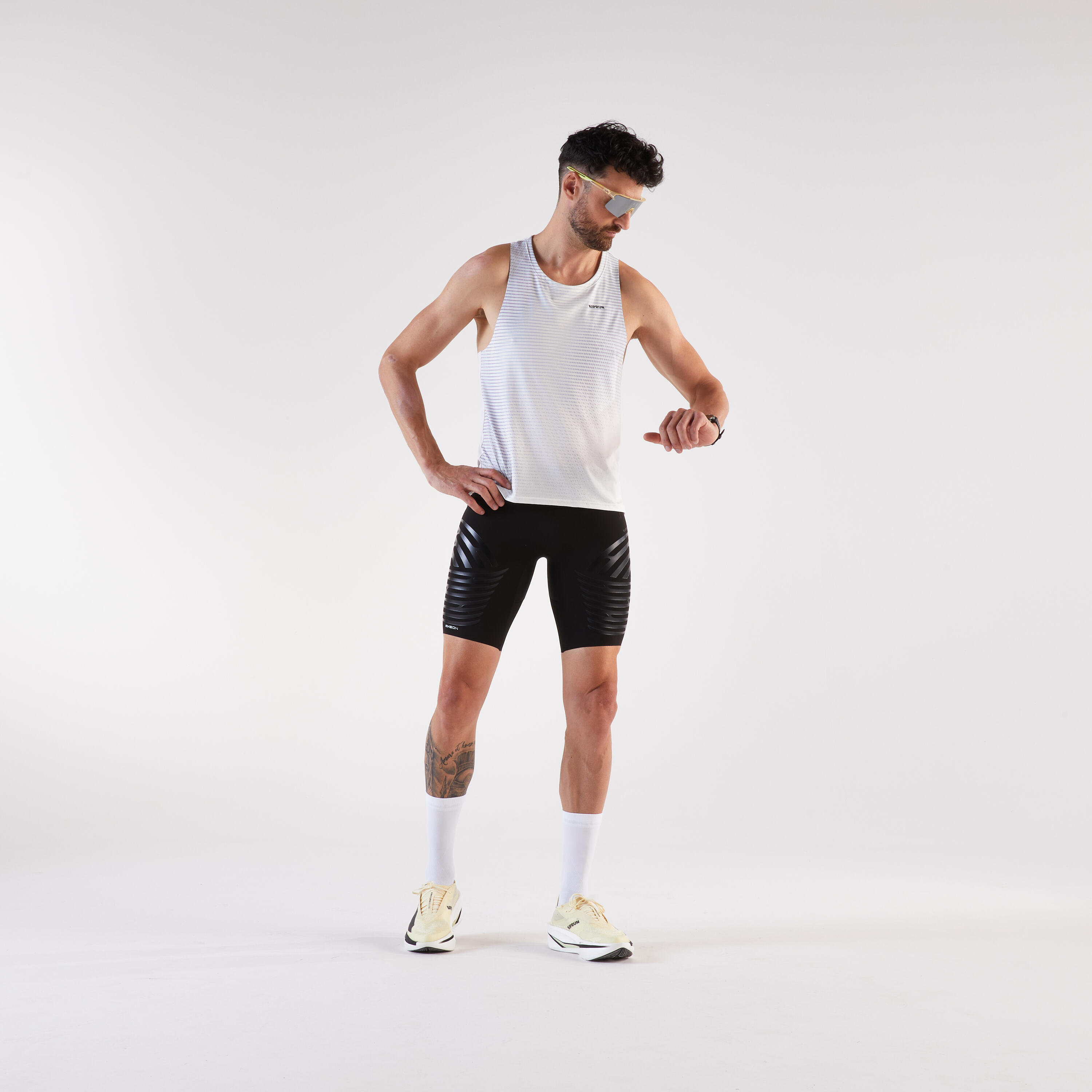 KIPRUN Pánske priliehavé bežecké šortky Run 900 Ultra čierne S · záber 4
