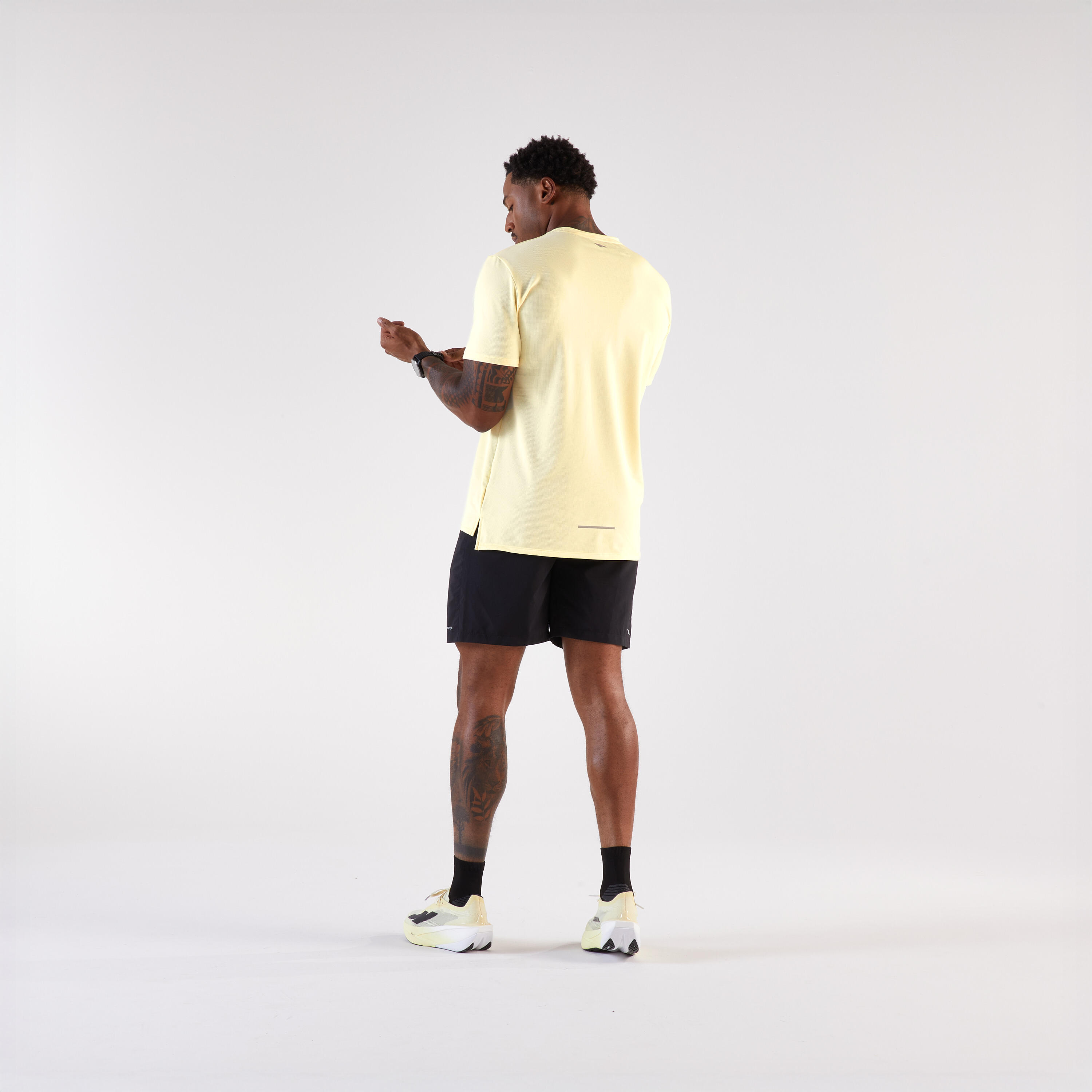 T-shirt de de course respirant homme, Run 500 Dry jaune clair 7/10