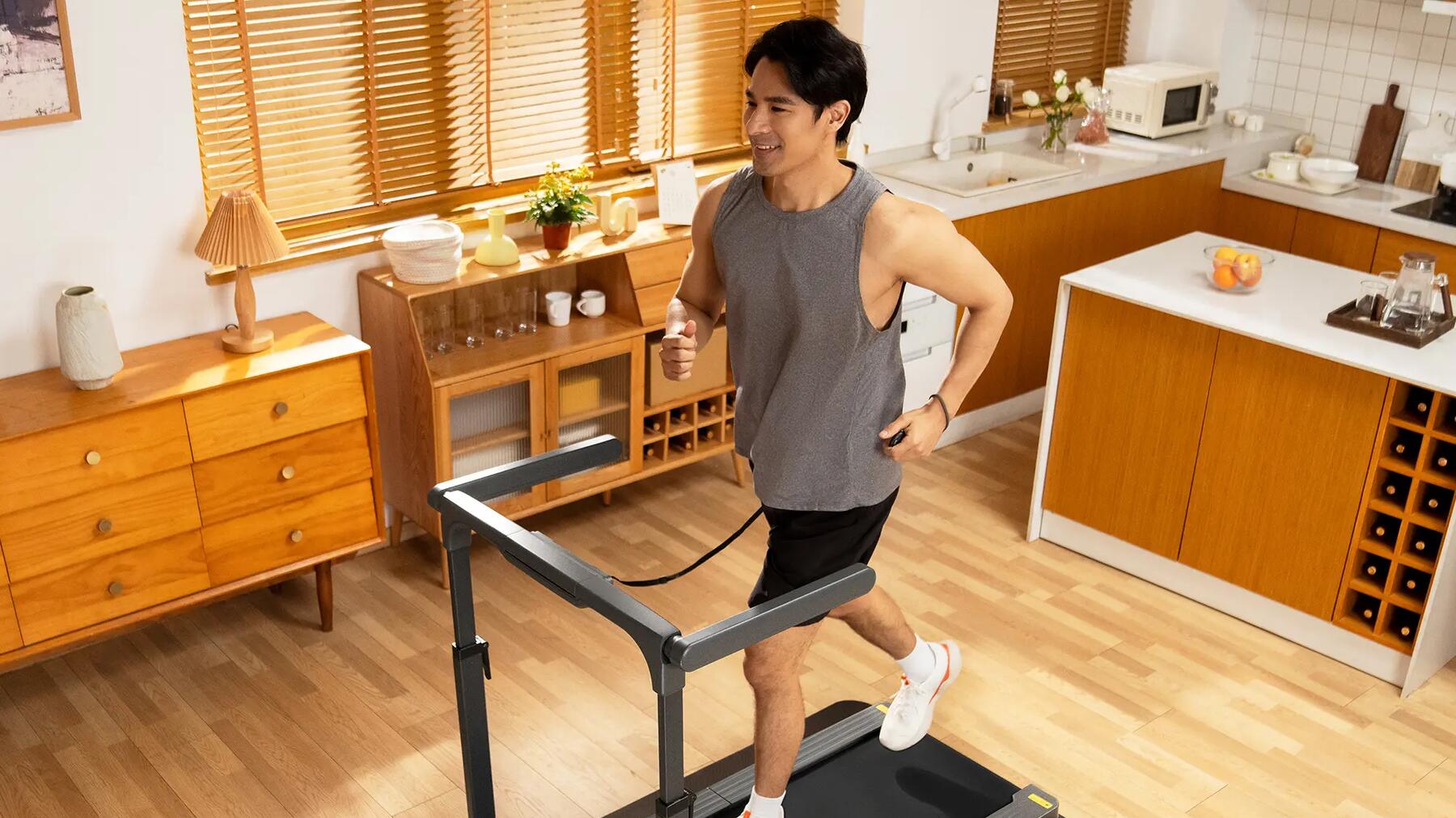 Ein Mann trainiert in der Küche auf dem Laufband