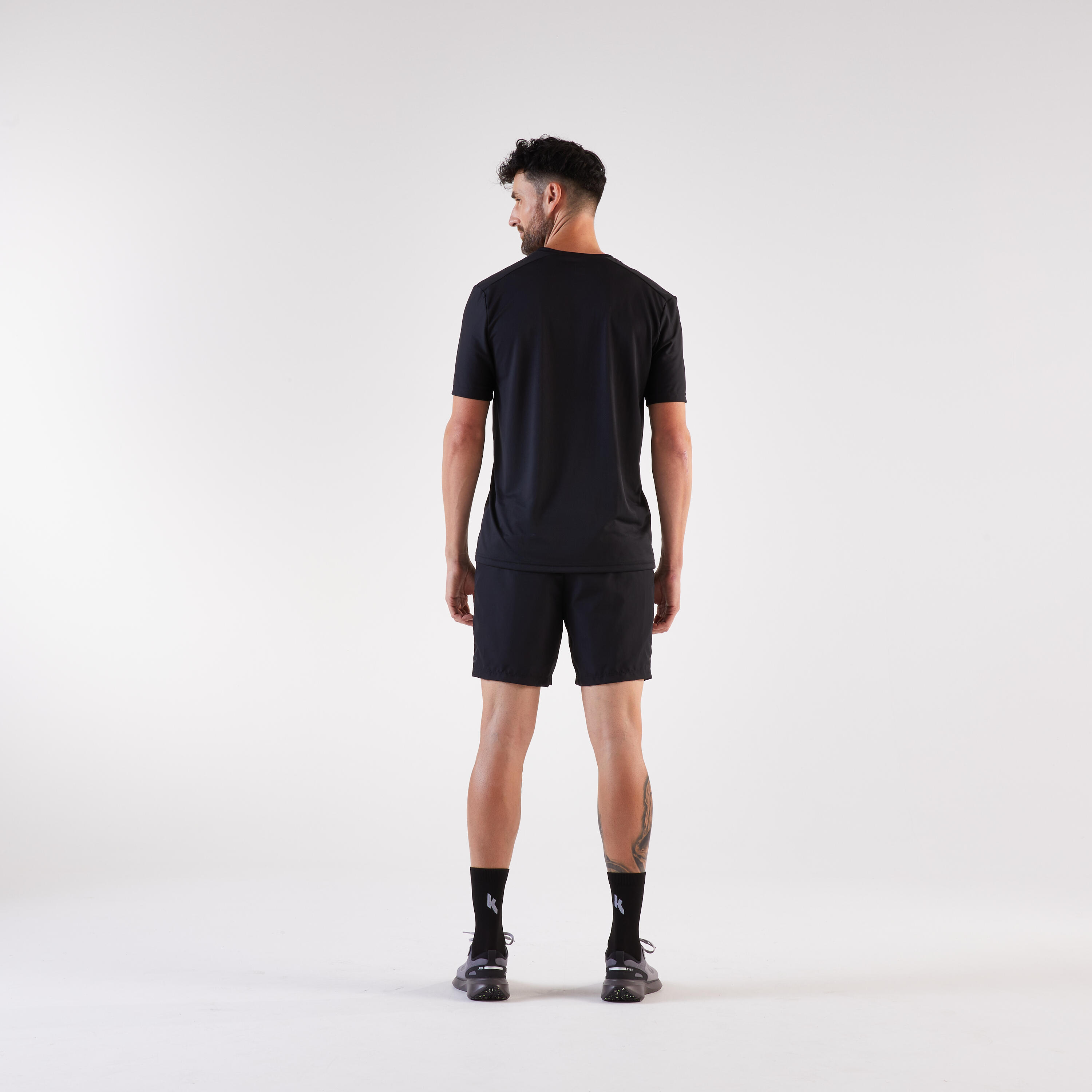 POLERA RUNNING HOMBRE KIPRUN RUN 100 NEGRO 5/6