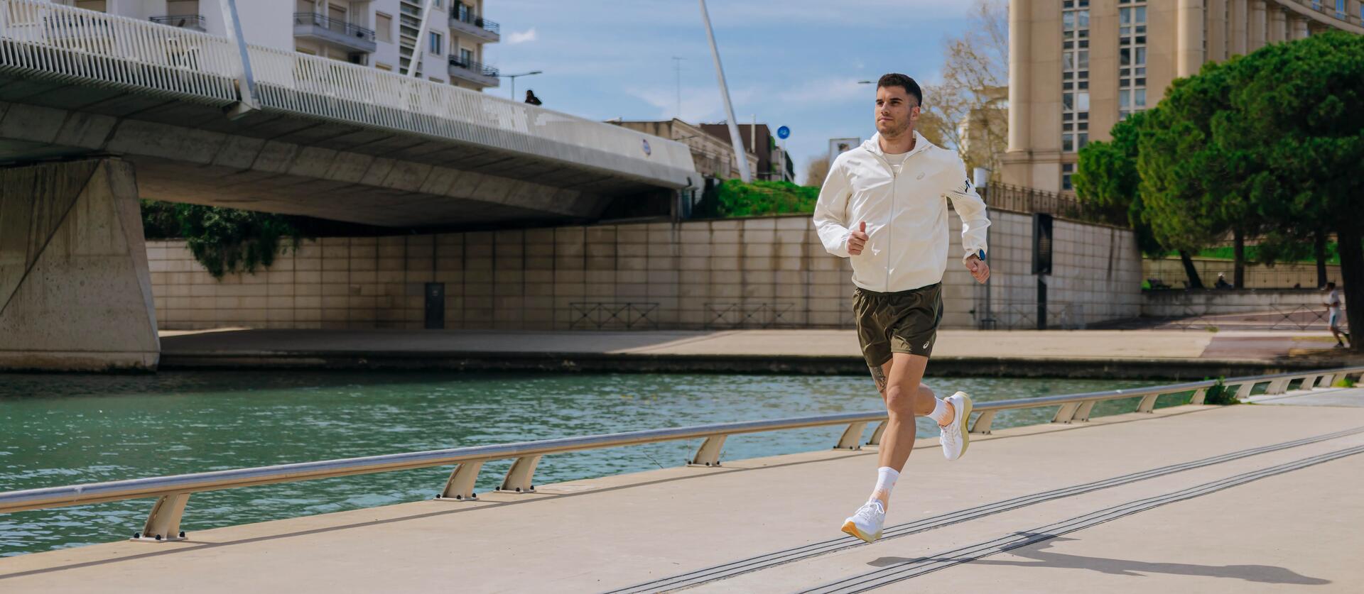 hombre practicando running por la ciudad