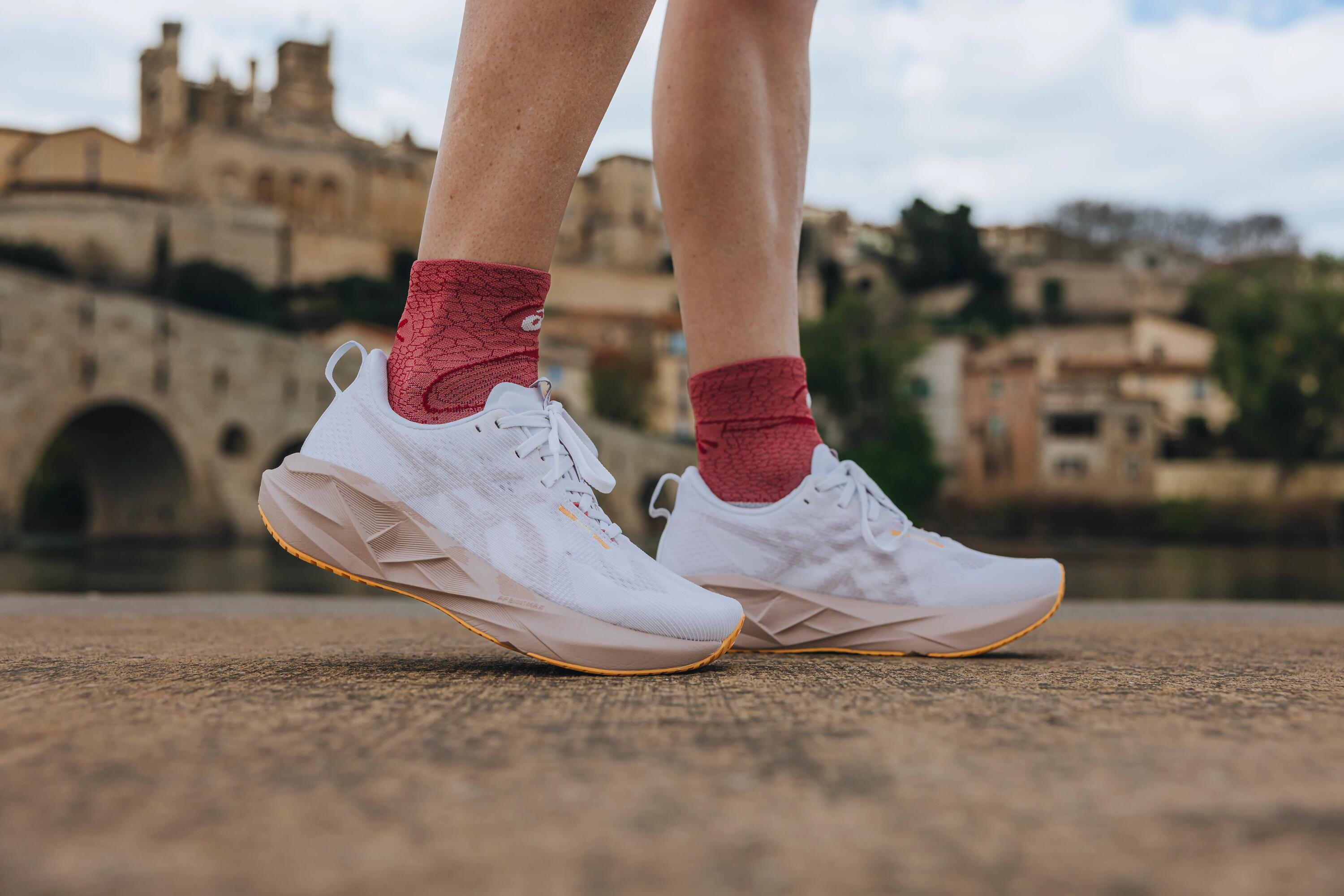 Zapatillas de Running Mujer, Asics Novablast 5 Blanco Burdeos  6/7
