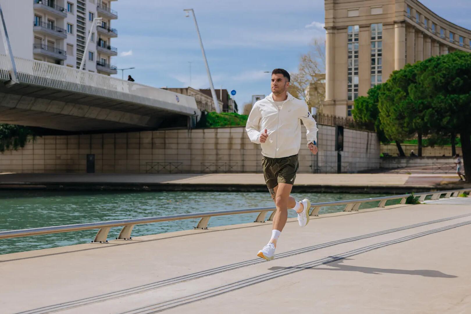 hombre practicando running en la calle