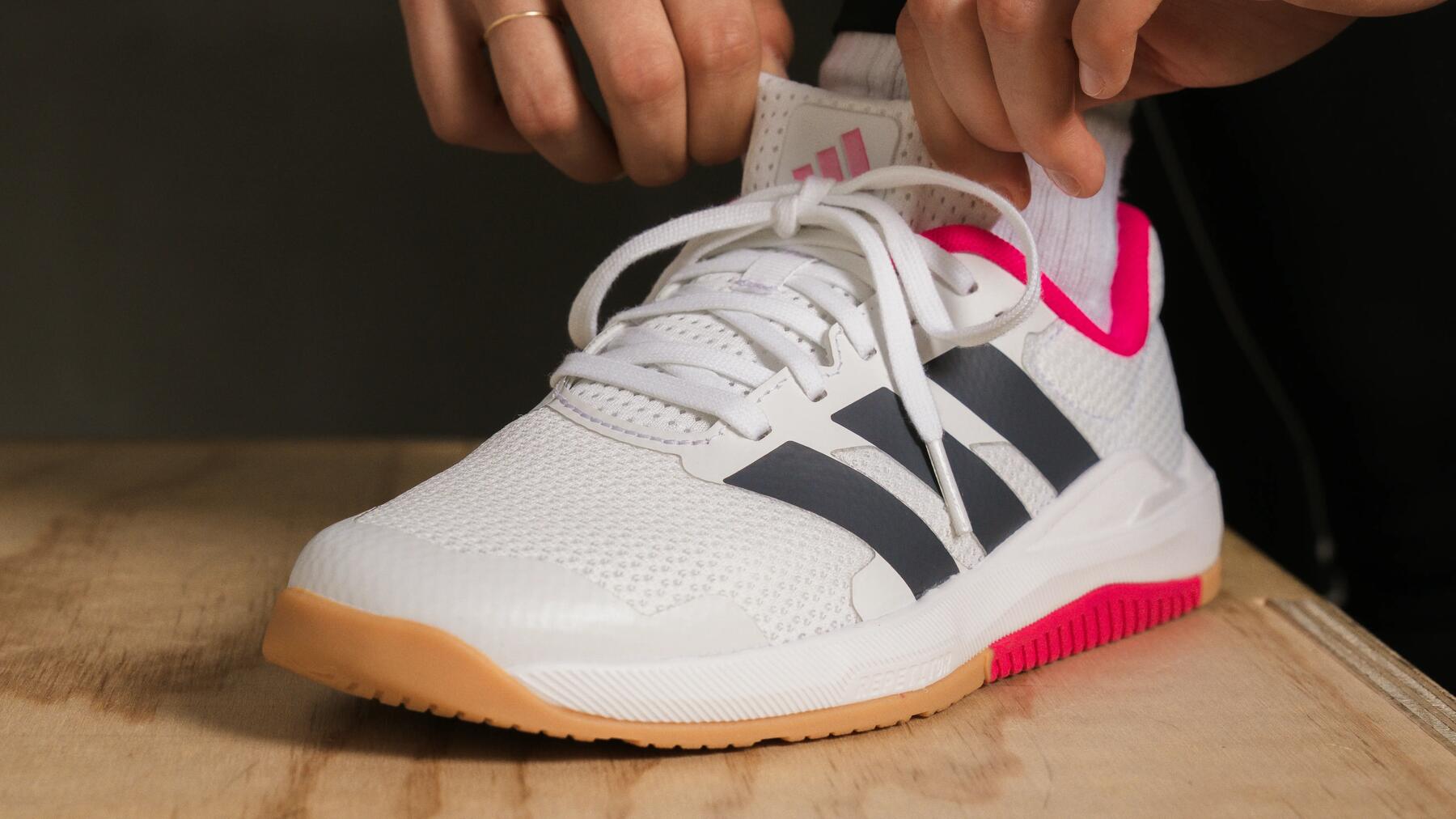 Person zieht Schuhe für Fitnessstudio an