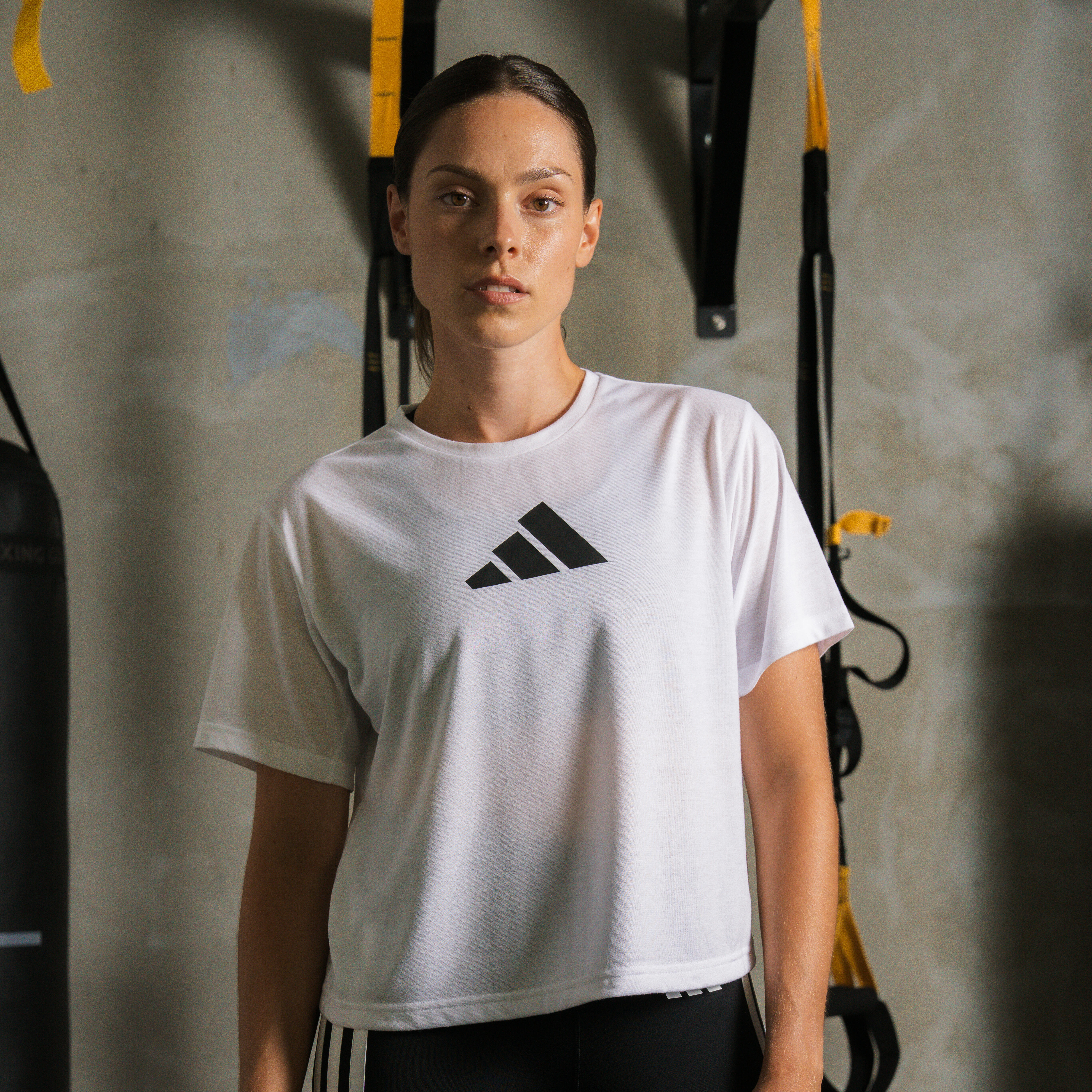 ADIDAS ADIDAS dámske tričko s potlačou loga biele XS · záber 3