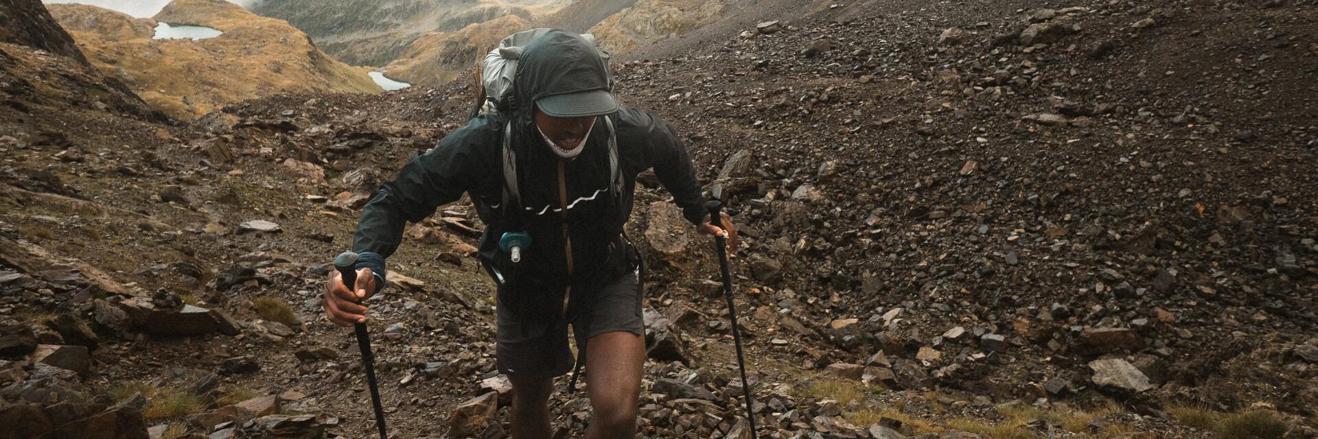 Ein Mann nutzt die passenden Trekkingstöcke und Wanderstöcke