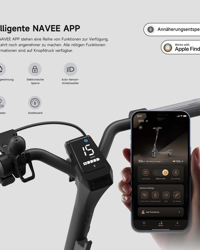 Schwarzer E-Scooter-Lenker mit digitalem Display, daneben Smartphone mit dunkler Navi-App, heller Hintergrund.