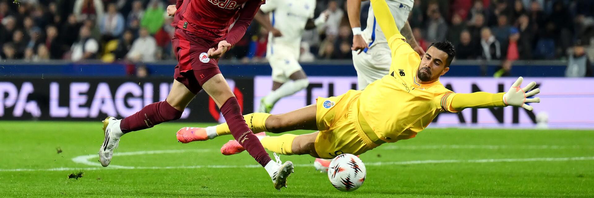 Fußballtorwart springt nach dem Ball und versucht, ein Gegentor zu verhindern