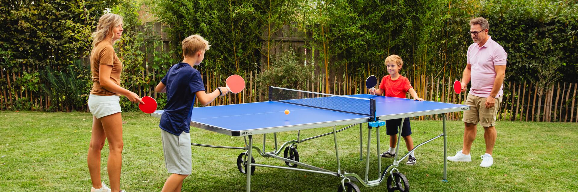 Familie Tischtennis zu Hause