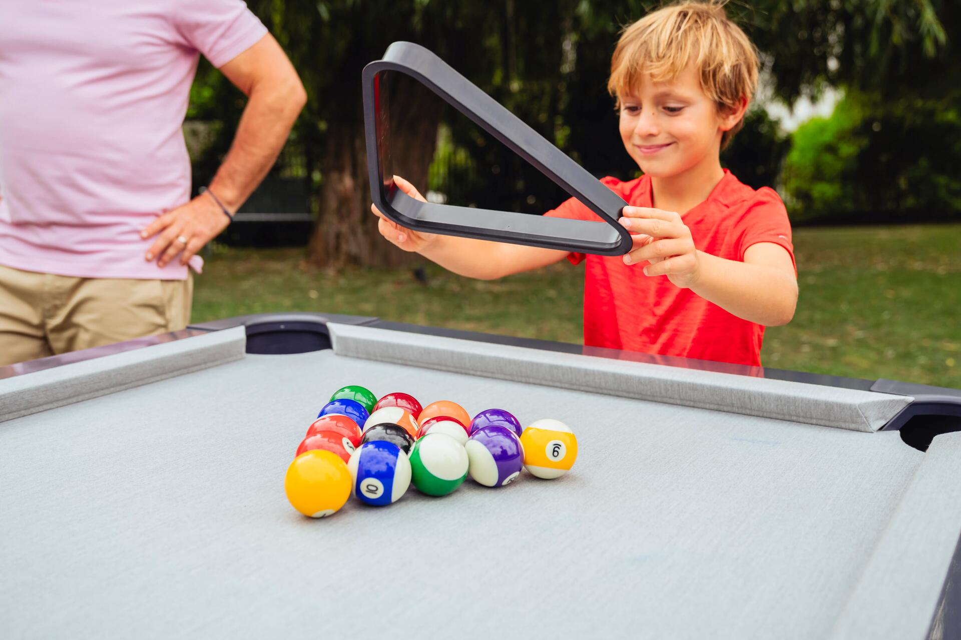 boules de billard dans le triangle sur une table