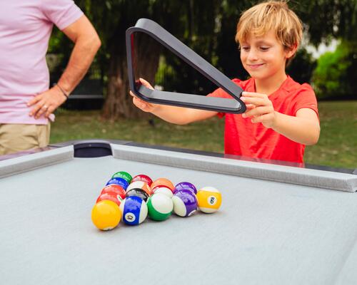 boules de billard dans le triangle sur une table