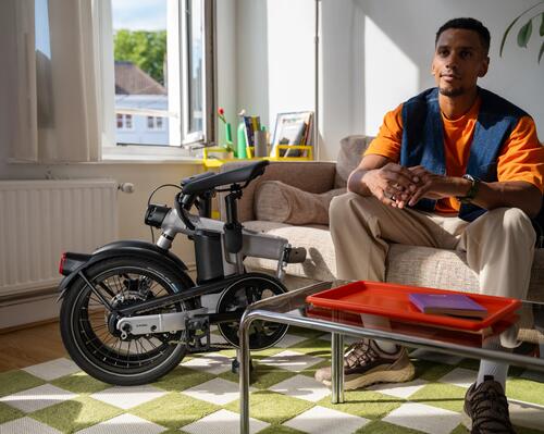 pessoa a utilizar bicicleta dobrável