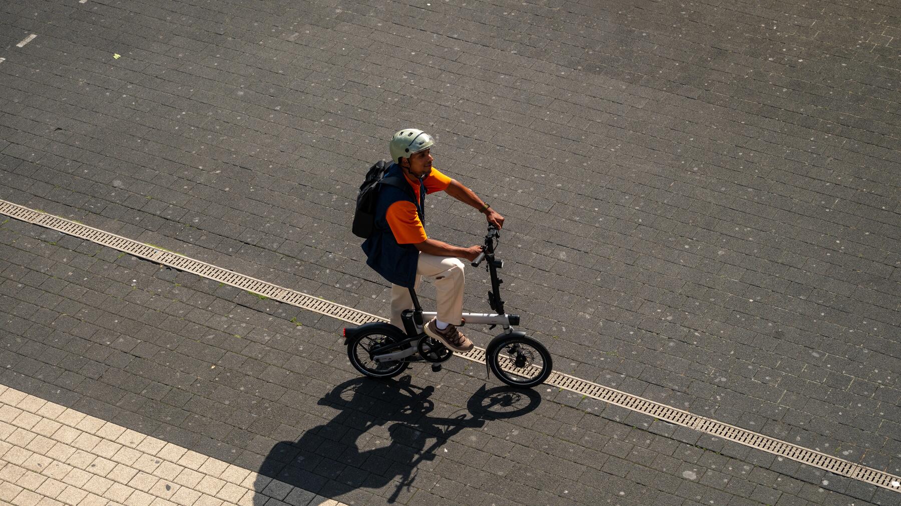 Ein Mann fährt auf einem Klapprad