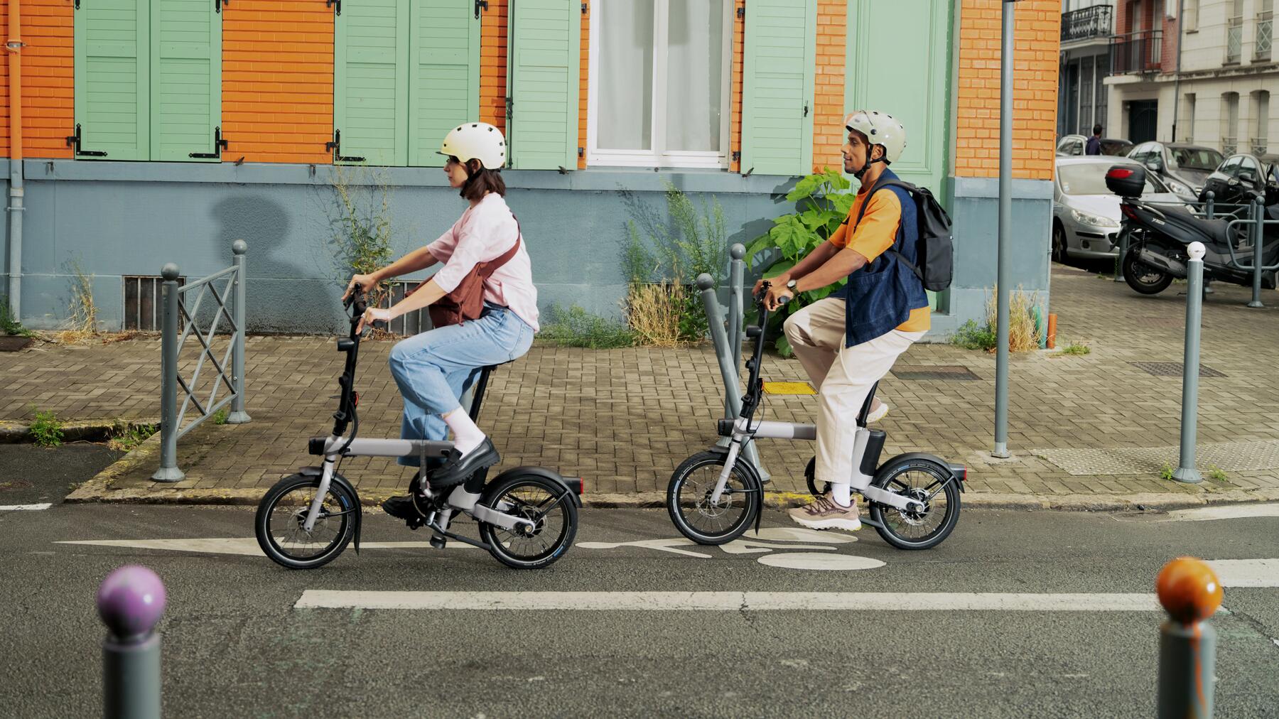 Ein Paar fährt mit Fahrrädern durch die Stadt