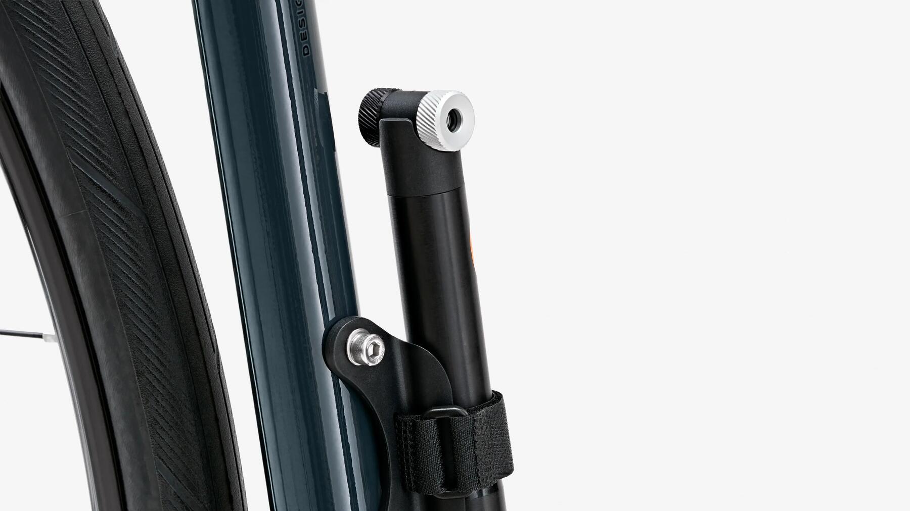 Een handpomp gemonteerd aan het frame van een fiets