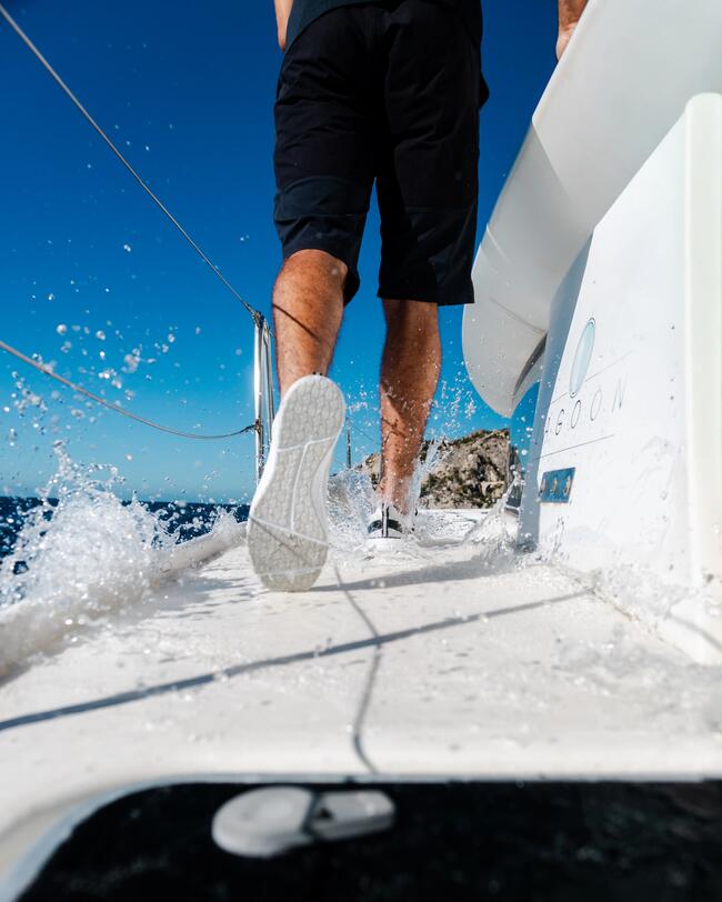 homme marchant sur un bateau en baskets de pont