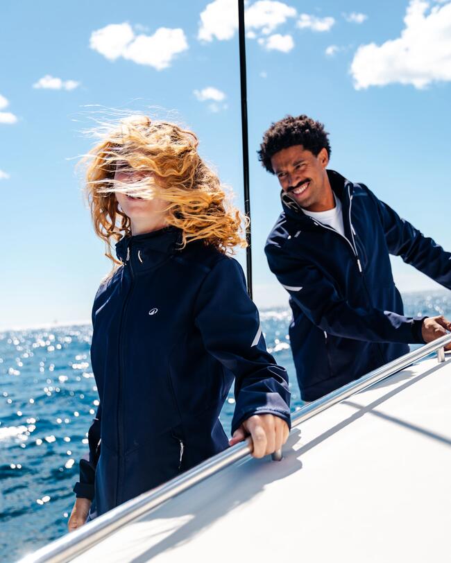 une femme et un homme en vestes softshell sur un bateau
