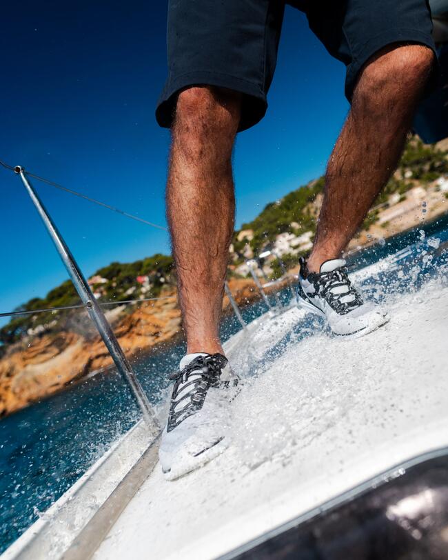 baskets bateau sur un pont de bateau humide