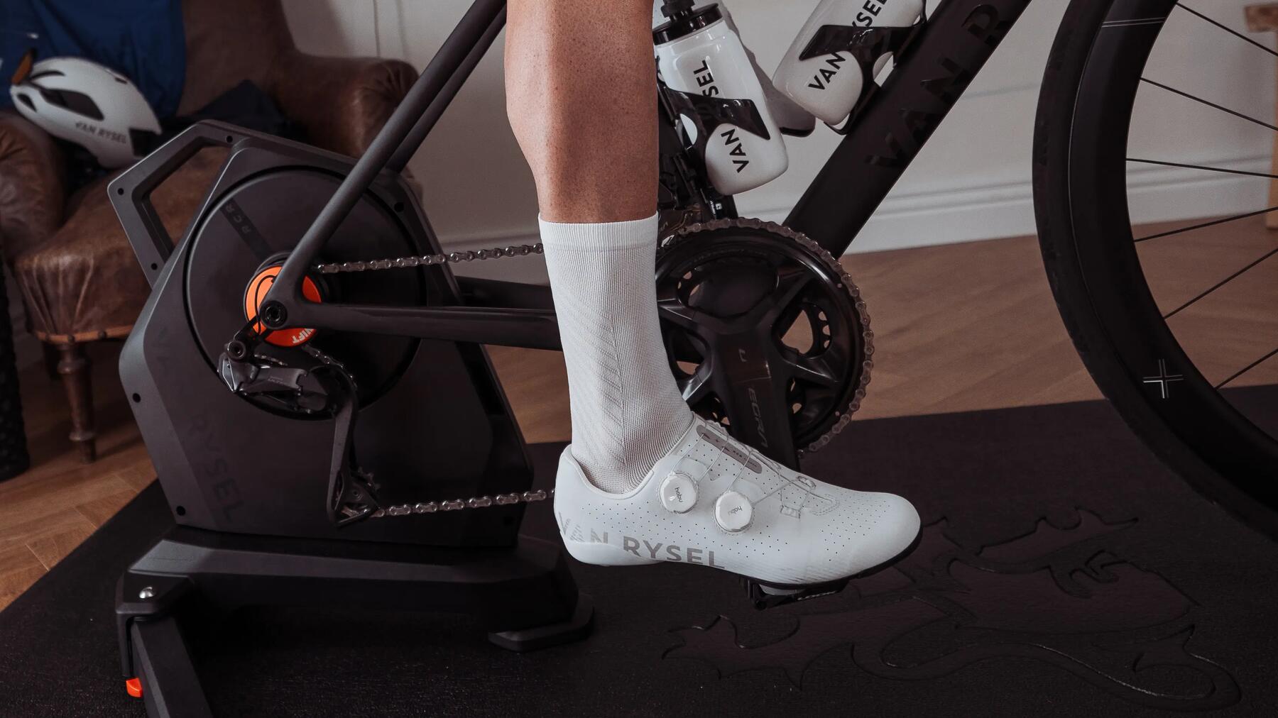 Femme qui utilise un support d’entraînement