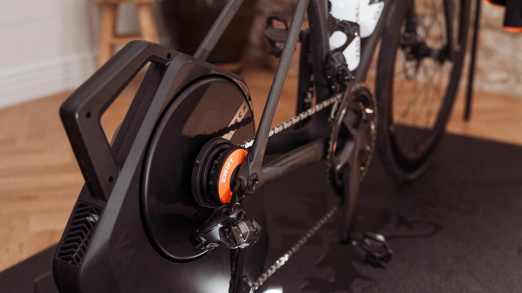 Homme qui utilise un support d’entraînement