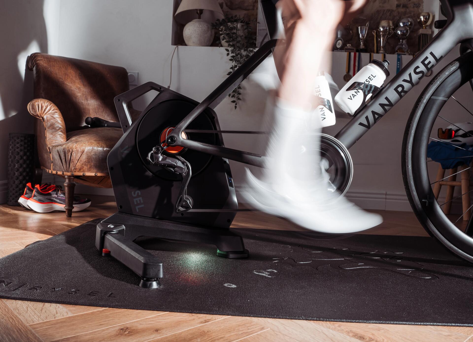 Femme qui utilise un support d’entraînement